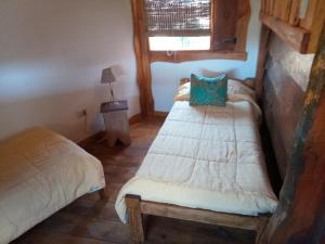 a bedroom with two twin beds and a window at Cabaña Via Verde in Tandil