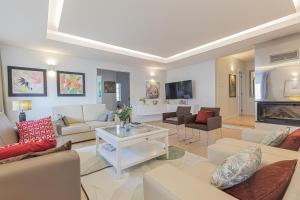 sala de estar con muebles blancos y chimenea en Villa Whiteloft Pool Spa Lounge, en Corroios