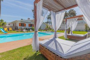 Gallery image of Villa Whiteloft Pool Spa Lounge in Corroios +46 photos