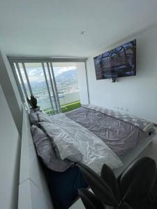 PENHOUSE (40 Floor) to enjoy the VIEW OF THE CITY! في إتاوي: غرفة نوم بسرير ونافذة كبيرة
