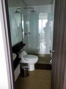 PENHOUSE (40 Floor) to enjoy the VIEW OF THE CITY! في إتاوي: حمام به مرحاض أبيض ومغسلة
