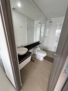 PENHOUSE (40 Floor) to enjoy the VIEW OF THE CITY! في إتاوي: حمام أبيض مع حوض ومرحاض