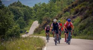 grupa ludzi jeżdżących rowerami po drodze w obiekcie HOTEL PIORNEDO w mieście Lugo
