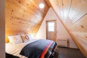 sypialnia z łóżkiem i drewnianym sufitem w obiekcie Dog Friendly A-Frame Hot Tub Nature Views w mieście Idyllwild