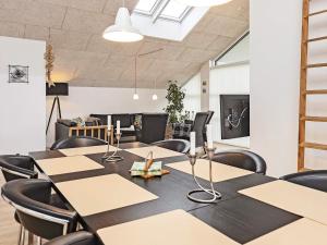 una sala de conferencias con una mesa larga y sillas en 8 person holiday home in Brovst, en Brovst