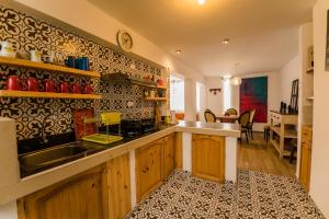 eine Küche mit einer Spüle und einer Arbeitsplatte in der Unterkunft Cozy home - La casa de Luna in Cusco