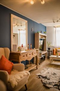 - un salon avec une table et un miroir dans l'établissement Cozy home - La casa de Luna, à Cusco