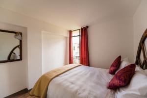 Schlafzimmer mit einem Bett und einem Fenster in der Unterkunft Cozy home - La casa de Luna in Cusco