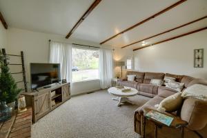 ein Wohnzimmer mit einem Sofa und einem Flachbild-TV in der Unterkunft 30-Acre Witter Springs Ranch with Barn and Views! in Upper Lake