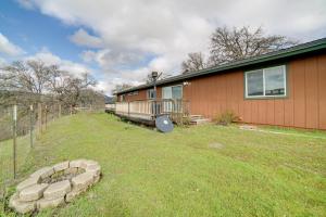 ein Haus mit einem Hof neben einem Zaun in der Unterkunft 30-Acre Witter Springs Ranch with Barn and Views! in Upper Lake