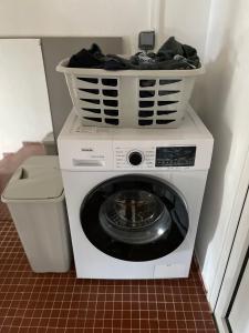 a washing machine with a basket on top of it at Maison Bel bonjou in Le Marin