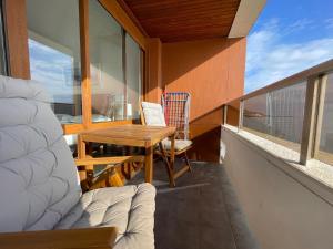 Habitación con balcón con mesa y sillas. en IBAIA by Smiling Rentals, en Hondarribia