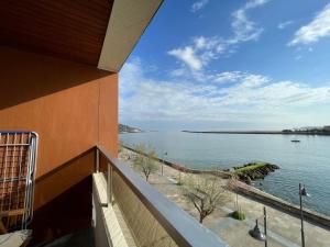 vistas al agua desde un edificio en IBAIA by Smiling Rentals en Hondarribia