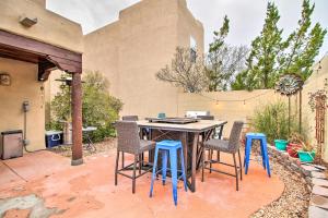 Αίθριο ή υπαίθριος χώρος στο Albuquerque Vacation Home Rental with Hot Tub!