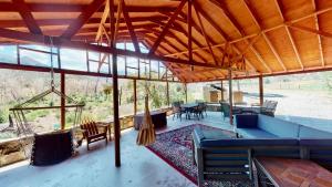 Khu vực ghế ngồi tại Pack Creek ~ The Lodge