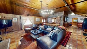 Khu vực ghế ngồi tại Pack Creek ~ The Lodge