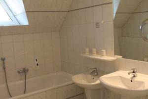 Koupelna v ubytování Pension Cora + 23 fotografií