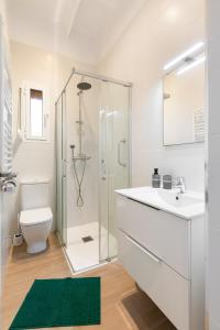 a bathroom with a shower and a sink and a toilet at Confort apartamentos en playa, 3 DRM in Barcelona