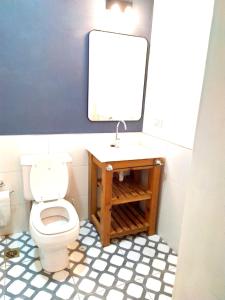 La salle de bains est pourvue de toilettes, d'un lavabo et d'un miroir. dans l'établissement La Soñada, à La Paz
