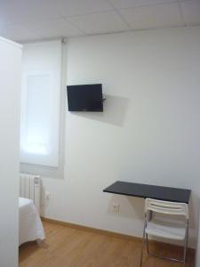 TV a/nebo společenská místnost v ubytování Pensión-Albergue Puente Ribeira