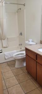 e bagno con servizi igienici, vasca e lavandino. di Harvey's Motel SDSU La Mesa San Diego a San Diego