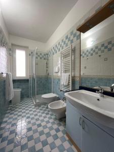 Ванна кімната в Il Vecchio Carrubo - Villa con piscina a sfioro
