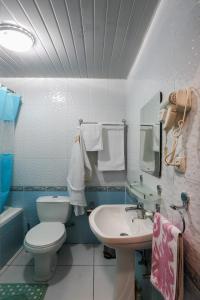 ein Badezimmer mit einem weißen WC und einem Waschbecken in der Unterkunft Goldenbukhara boutique hotel in Buxoro