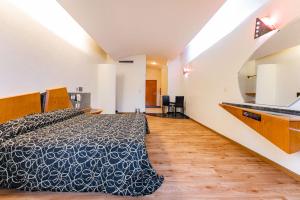 een grote slaapkamer met een bed en een aanrecht bij Hotel Pasadena CDMX in Mexico-Stad
