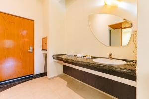un baño con lavabo y espejo en Hotel Pasadena CDMX, en Ciudad de México 23 fotos más