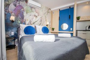 Postel nebo postele na pokoji v ubytování InPoint Apartments G11 near Old Town & Kazimierz District & Parking Option