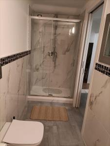 La salle de bains est pourvue d'une douche et de toilettes. dans l'établissement B&B Italian Guest Genova, à Gênes