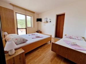 Postel nebo postele na pokoji v ubytování Apartments by the sea Podaca, Makarska - 6874