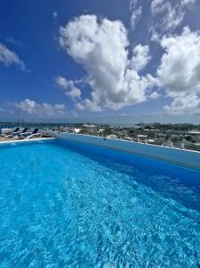 einen großen Pool mit Stadtblick in der Unterkunft Azure Lofts & Pool in San Andrés