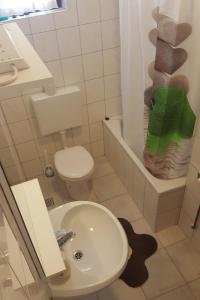 un piccolo bagno con lavandino e servizi igienici di Apartment Tisno 812b a Tisno (Stretto)