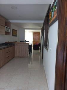 una cocina con un pasillo largo que conduce a una sala de estar en Acogedora Casa Circasia, en Circasia