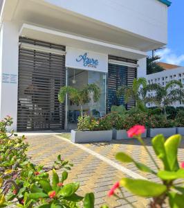 ein Geschäft mit einem Schild an der Seite eines Gebäudes in der Unterkunft Azure Lofts & Pool in San Andrés