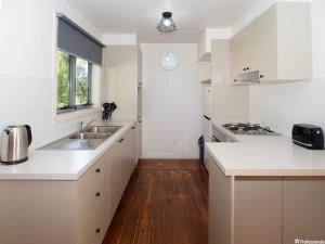 Η κουζίνα ή μικρή κουζίνα στο Kookaburra Cottage A Perfect Family Getaway