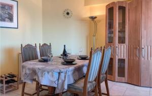 ein Esszimmer mit einem Tisch und Stühlen mit Weingläsern in der Unterkunft Amazing Apartment In Oostende in Ostende