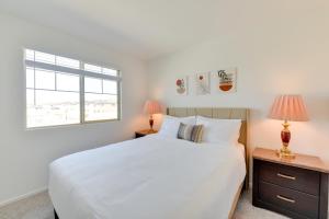 - une chambre avec un grand lit blanc et une fenêtre dans l'établissement Coachella Vacation Rental Near Empire Polo Field!, à Coachella