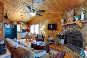 ein Wohnzimmer mit Couch und Kamin in der Unterkunft Blue Ridge Cozy Cabin in the Woods with Hot Tub! in Blue Ridge