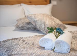 a pair of rolled up towels on a bed at Rota VMF - Alcobaça in Cruz da Légua