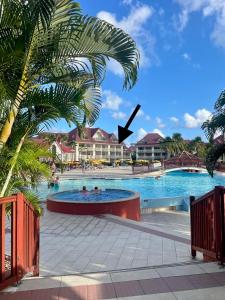Poolen vid eller i närheten av Appart avec piscine et vue mer - TIC