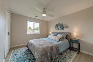 1 dormitorio con 1 cama y ventilador de techo en Cozy Home, Close to Ocean and Redwoods, en McKinleyville