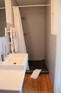 a bathroom with a sink and a shower at Hotel Schlafschön in Hannoversch Münden