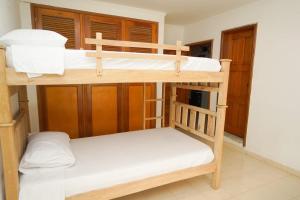 Poschodová posteľ alebo postele v izbe v ubytovaní Donde Ruka Hostal