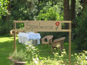 Ein Garten an der Unterkunft Hotel Schlafschön