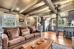 ein Wohnzimmer mit Sofa und Tisch in der Unterkunft Bear Creek Cabin, Hot Tub, WIFI, Cozy Cabin Retreat in the Smokies Comfort & Fun for All in Sevierville