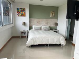 Postel nebo postele na pokoji v ubytování LLanogrande Apartamento Estudio Puerto Bulevar