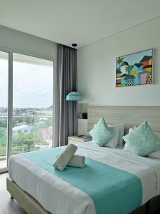 聖安德烈斯的住宿－Azure Lofts & Pool，一间卧室设有两张床和大窗户