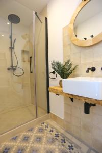 een badkamer met een wastafel en een douche bij VILLA CLAVERO SEVEN Premium Apt in Málaga